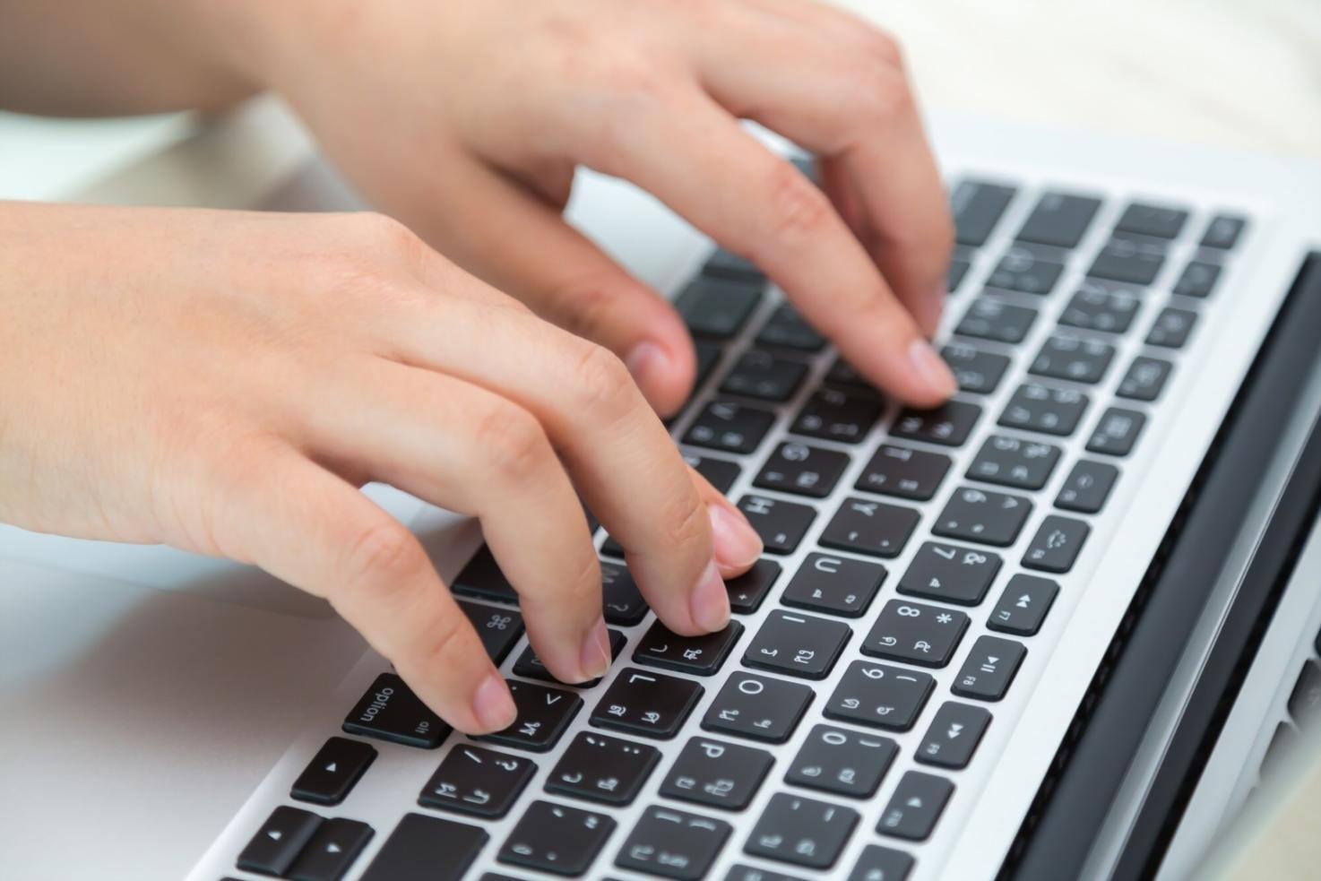 IT-Schulungsraum mit modernen Computern und Lernenden
